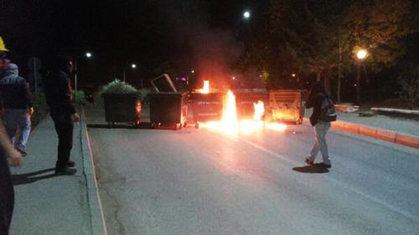Polisin saldırıya geçmesiyle barikatlar hızla ateşe verildi.