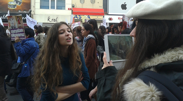 Çapul TV, Büyük Kadın Yürüyüşü&#8217;nü canlı yayınladı