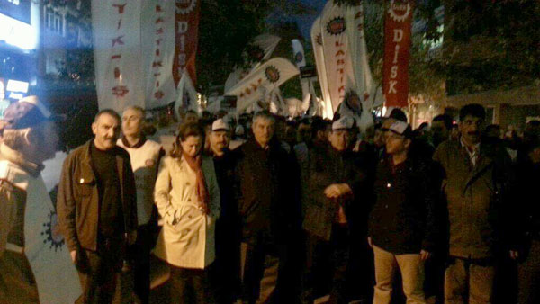 Yürüyüş Yolu'nda "Ölmek var dönmek yok, tazminatı vermek yok", "Bu daha başlangıç mücadeleye devam" sloganları sık sık atıldı.