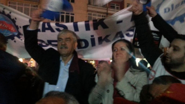 Cumhuriyet Meydanı'na gelen emekçiler burada bir basın açıklaması yaparak mücadelelerini sürdüreceklerini duyurdu.