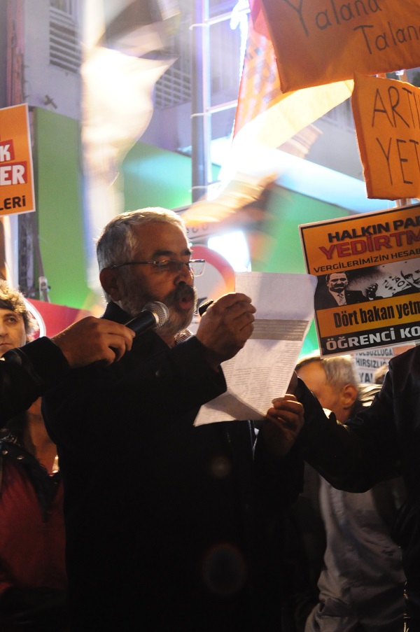 Alsancak Sevinç Pastanesi önünde basın açıklamasını Halkevleri GYK üyesi Mesut Baybüke okudu. 