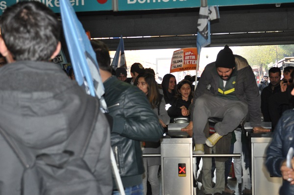 Bornova metroda ‘parasız ulaşım haktır’ denilerek turnikeden atlama eylemi yapıldı.