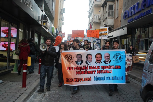Alsancak Gar önünden Bornova Sokağı’nda yapılan yürüyüş boyunca ‘Hırsız var’, ‘Sizin yolunuz yolsuzluk yolu’, ‘Baba oğul bir oldunuz memleketi soydunuz’, ‘AKP defol bu memleket bizim’, ‘Bu pisliği ancak halk temizler’, ‘Kutuları açtık geri dönüş yok’ sloganları atıldı. 
