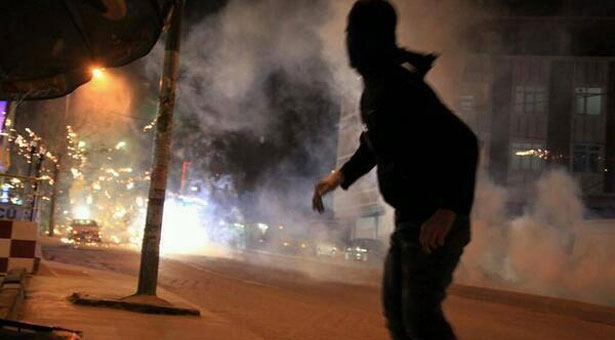 Gazi Mahallesi&#8217;nde iki zırhlı araç ateşe verildi