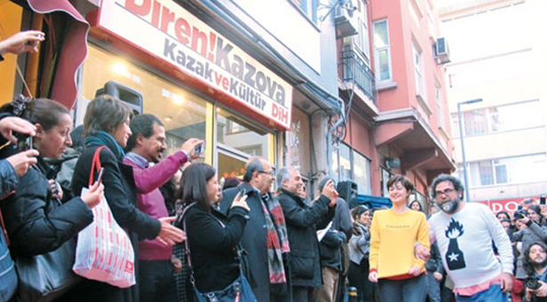 Kazova işçileri &#8216;Diren Kazova&#8217; mağazalarını açtı