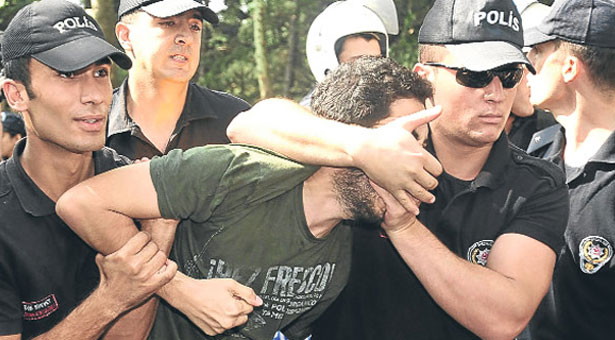 Taşlar bağlı, Bilalgiller serbest: Erdoğan protestosuna 15 ay hapis