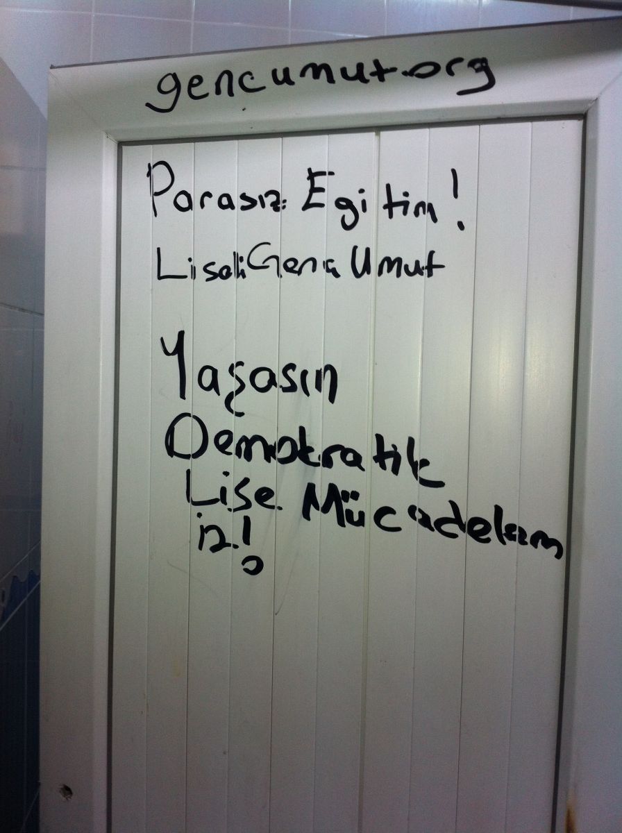 Lisede müdür polis el ele