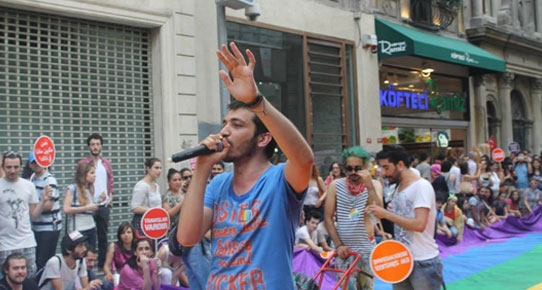 &#8216;İbne&#8217; davasında Erdoğan hakkında suç duyurusu