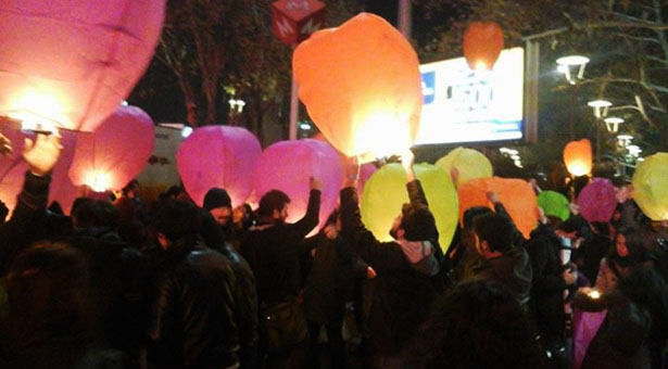 Ankara'da yeni yıl karşılaması: Gökyüzüne dilek feneri, polise havai fişek