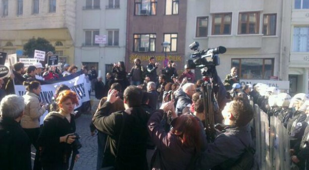 Gazeteciler: &#8220;Alo Başbakan, artık yeter!&#8221;