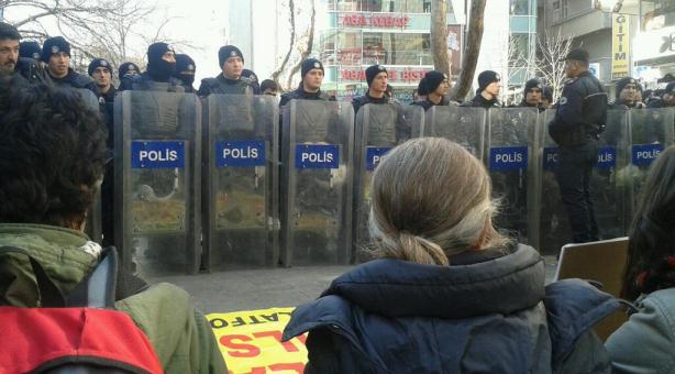 Polisten TBMM&#8217;ye giden tutsak ailelerine coplu saldırı