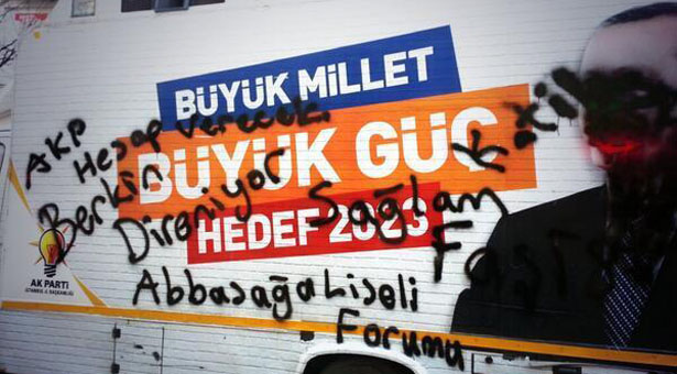 Beşiktaş&#8217;ta AKP&#8217;ye rahat yok: Bu kez liseliler protesto etti