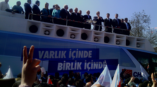 Mansur Yavaş, Tuzluçayır’da Deniz Gezmiş posterleriyle protesto edildi