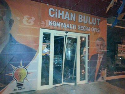 Antalya'da kullanılamaz hale getirilen bir seçim bürosu.