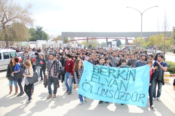 Adana Çukurova Üniversitesi öğrencileri R derslikleri önünde Berkin Elvan’ı ve Gezi direnişinde hayatını kaybedenleri andı. “Berkin yoksa, ders de yok” diyerek boykota başlayan öğrenciler, kampüs girişine kadar yürüyerek burada oturma eylemi yaptı. Öğrenciler kampüsün dışına çıkar çıkmaz bir akrep ve bir otobüs çevik kuvvet 50 metre ilerde barikat kurdu. Öğrenciler ise kampüs içerisindeki yürüyüşlerine devam etti. 