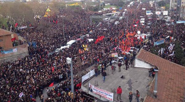 İstanbul yüz binler Berkin&#8217;i uğurladı, polis Taksim&#8217;e yürütmemek için vahşice saldırdı