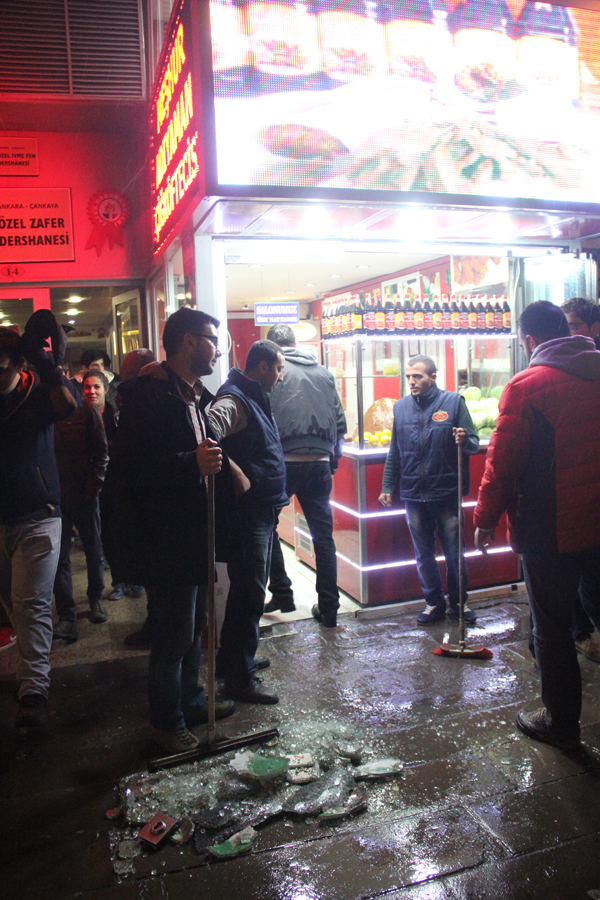 TOMA'nın tazyikli su sıkmasıyla bir dükkanın camı tuzla buz oldu.