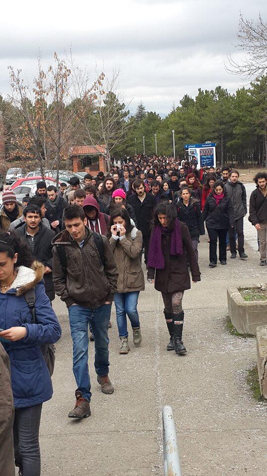 Berkin için dersleri boykot eden ve buluşma yerine yürüyen ODTÜ öğrencileri...