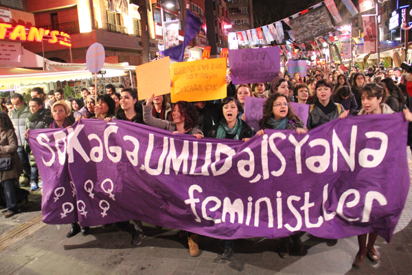 Ankara’da yüzlerce kadın Feminist Gece Yürüyüşü&#8217;nde buluştu