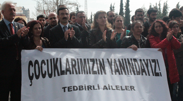 Mersin Üniversitesi&#8217;nde aileler de direnişte