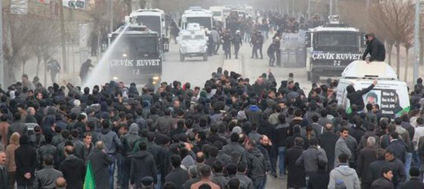 Polis panzeri 12 yaşındaki çocuğa çarptı