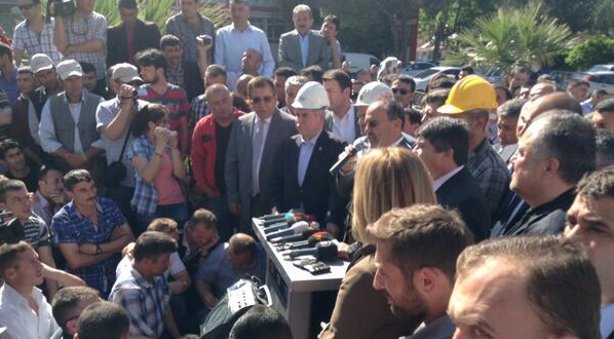 AKP heyeti Soma işçilerinin karşısında: Katledenler, &#8216;hayat devam ediyor&#8217; dedi