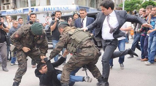Başbakanının bürokratından işçi yakınına tekme!