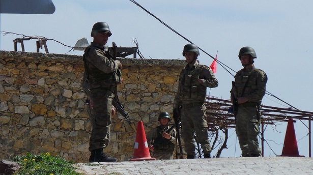 Türkiye askerleri Çandır Köyü girişinde kimlik kontrolü yapıyor (Can Hasasu/El Cezire Türk)