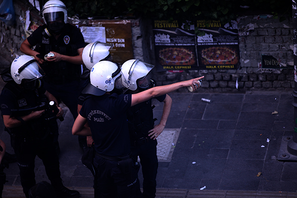 Yargıtay: Polisin sokakta insan dövmesi işkencedir