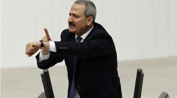 Yolsuzluğun simgesi saat hakkında ortada ne beyan ne de vergi var
