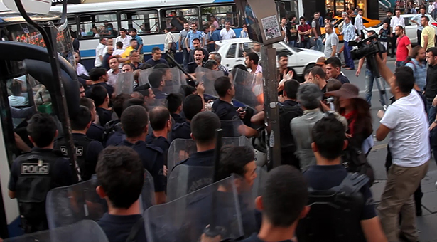 Gökçek&#8217;in polisi çığrından çıktı: Silah, darp, gözaltı, gaz bombası, tehdit