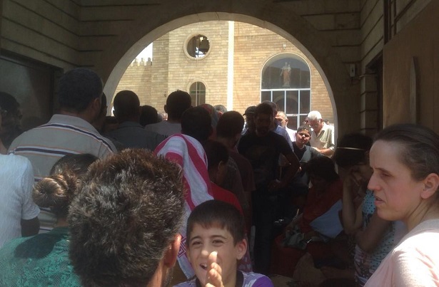Karakuş'tan kaçan binlerce Hristiyan aile Erbil'e gidiyor. (Fotoğraf Erbil'deki St. Joseph Kilisesi'nde çekildi)