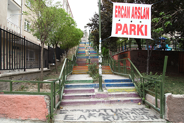 Ercan Aslan Tuzluçayırlı gençlerden biriydi. 2 Eylül günü çalıştığı inşaatın asansöründe yüksek voltta elektrik çarpması sonucu yaşamını yitirdi. İş kazasında katledilen Aslan 