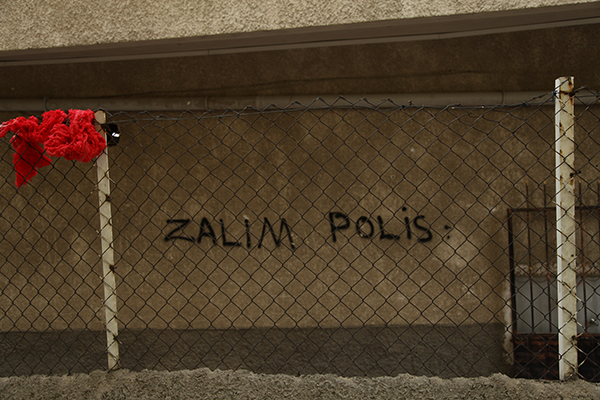 Polise yönelik sloganlarda mizah unsuru da eksik kalmıyor.