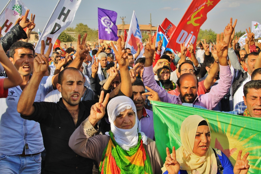 Kürdistan ve Türkiye halkları hep bir ağızdan ''Bijî berxwedana Kobanê'' sloganıyla yürüyor.