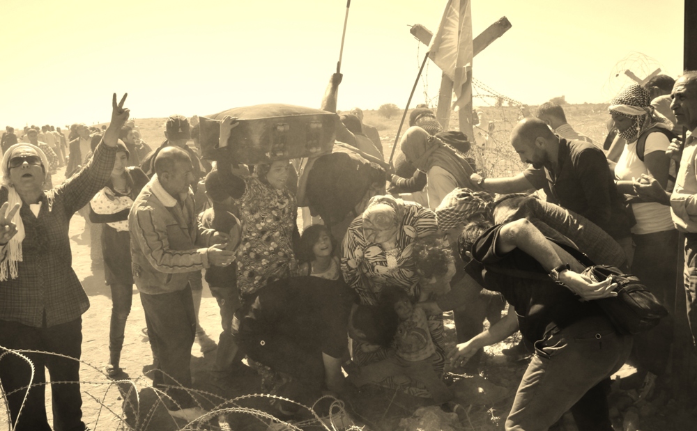 Sınırdaki yurttaşların zor durumda olduğu haberi ile apar topar sınıra doğru hareket ettik. Gece boyunca tank ve top atışları altındaki Kobanê'yi izleyen gözlerde artık öfke vardı. Halkın öfkesi sınır tanımadı ve bir anda sınırlar ayaklar altında kaldı... Sınırdan geçiş.