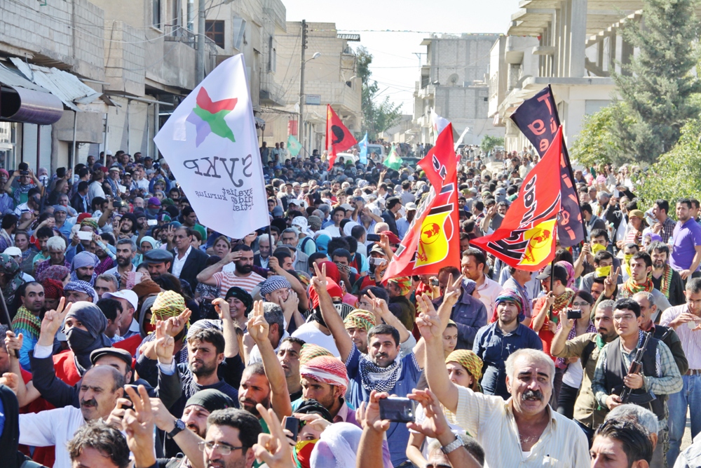 Kobanê şehir merkezi bir anda miting alanına, direniş meydanına dönüştü. Bütün marketler kapılarını ardına kadar açıp, her şeyin bizler için ücretsiz olduğunu söylüyorlardı. 