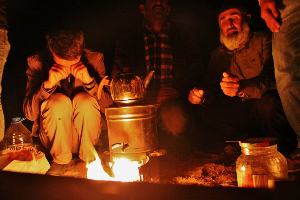 Gece nöbeti. Hava bir anda soğudu, odun ateşinde kaçak çay ve ölüm sessizliği. Kulaklarımız birkaç kilometre öteden gelen çatışma seslerinde. Ağır silahlar ve top atışları sabaha kadar sürdü.