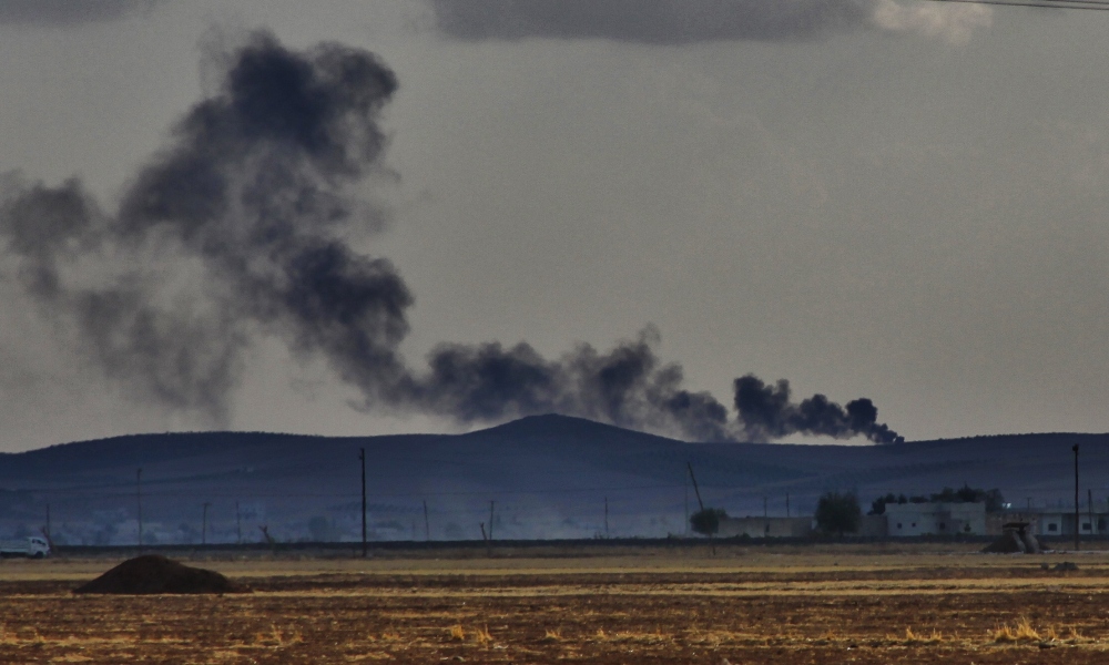 YPG gerillalarının imha ettiği DAİŞ (IŞİD) tankı. Sloganlar yeniden yükseliyor ''Bijî berxwedana YPG''