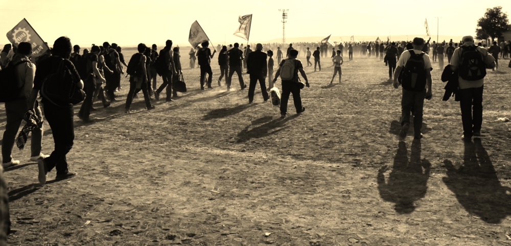 Sınır hattı boyunca uzanan geniş bir alanda, nöbet noktaları 3 farklı bölgeye ayrılmış durumda. Eylemciler nöbet yerlerine yürüyor.