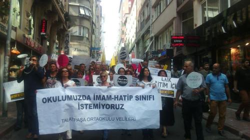Talatpaşa’da veliler ve öğretmenler imam hatipe karşı eylemde
