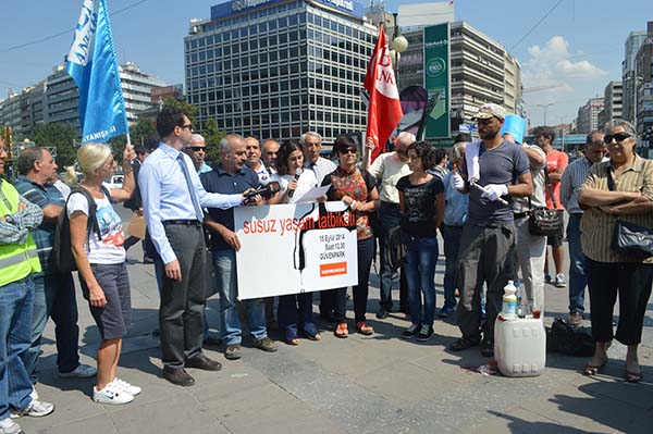 Başkent Dayanışması&#8217;ndan penguen danslı su protestosu