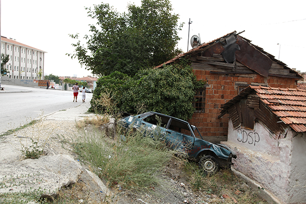 Cami-Cemevi'nin bulunduğu sokakta direnişçilerin barikatlarının vazgeçilmez parçasıymış bu araç. Ta ki polisler aracı bir gecekondunun bahçesine düşürene kadar..