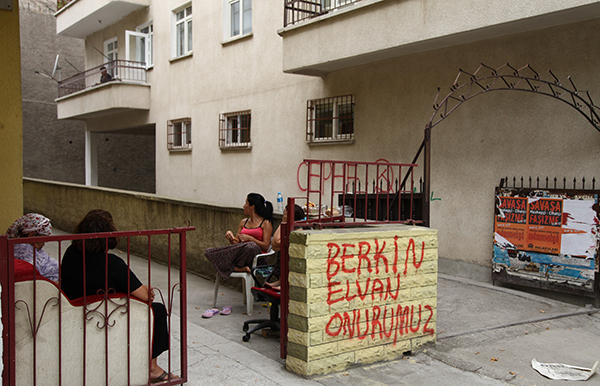 Tuzluçayır Direnişi'nde polisin her girme hamlesinde püskürtüldüğü Abidin Aktaş Sokak'ta apartmanlarda boş duvar görebilmeniz olanaksız gibi.