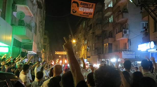 Binlerce Hataylı evladını sokakta andı