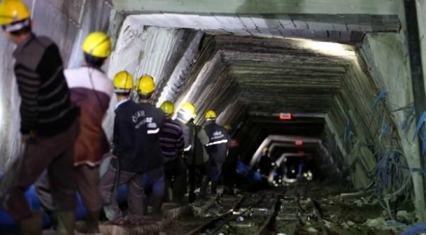 18 işçinin altında kaldığı suyu içerek kontrol ediyorlarmış!