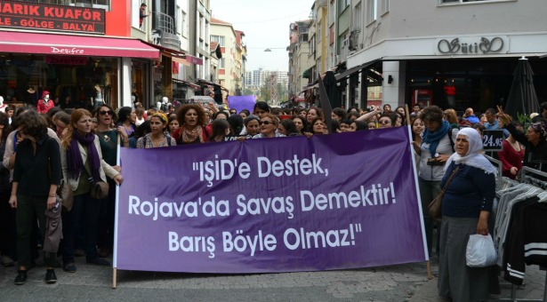 Sınırdan dönen kadınlara polis barikatı