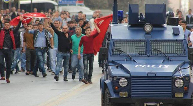 Gazi’de polis ve faşistler HDP binasını kuşattı