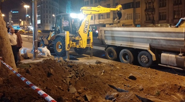 Gezi Parkı&#8217;na giren iş makinelerini yurttaşlar engelledi