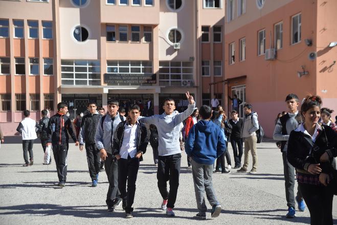 YÖK&#8217;ü protesto eden liseliler gözaltına alındı